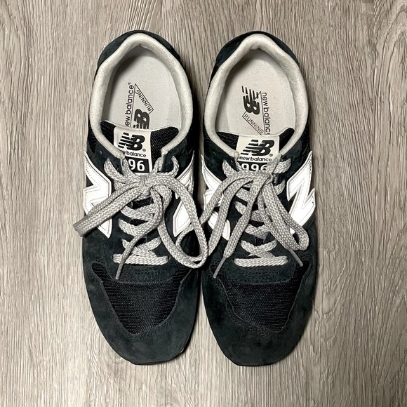 New Balance Women’s 996 Sneaker in Navy Blue - Picture 1 of 9